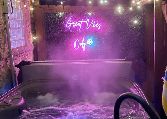 Hot Tub W/ 3 Beds 2 Bath Games & Huge Backyard Holiday home