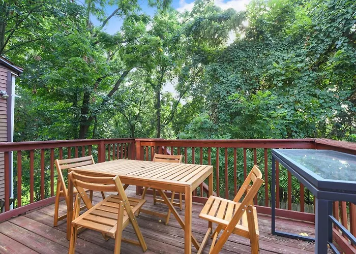 Hot Tub W/ 3 Beds 2 Bath Games & Huge Backyard Holiday home *