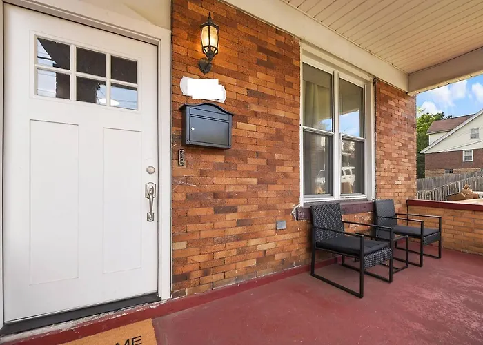 Hot Tub W/ 3 Beds 2 Bath Games & Huge Backyard * Pittsburgh