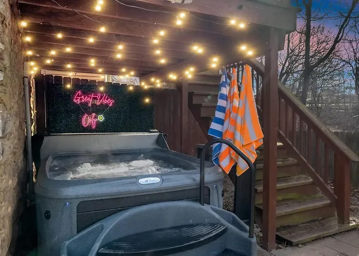 Holiday home Hot Tub W/ 3 Beds 2 Bath Games & Huge Backyard Pittsburgh