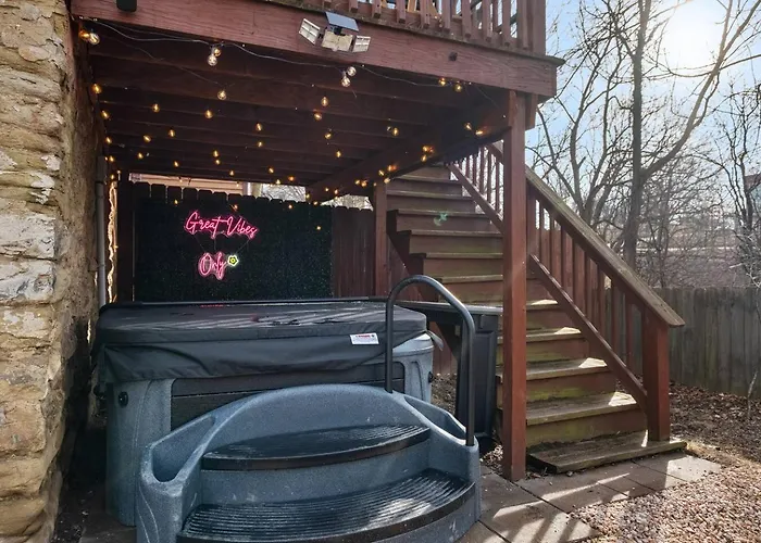 Hot Tub W/ 3 Beds 2 Bath Games & Huge Backyard Holiday home