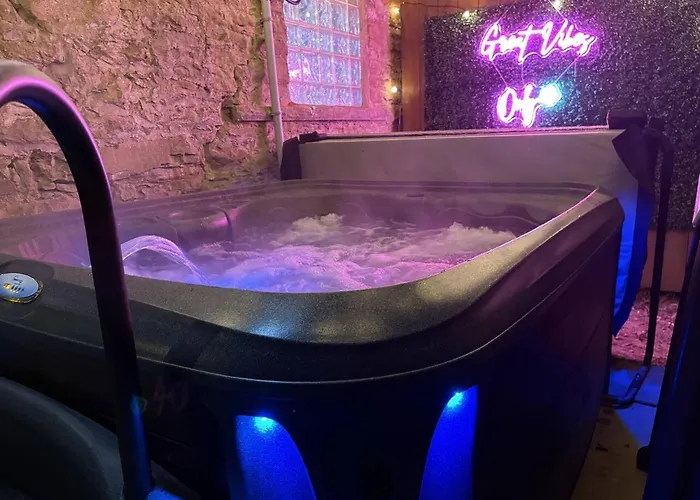 Hot Tub W/ 3 Beds 2 Bath Games & Huge Backyard