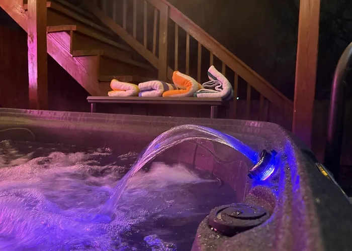 Hot Tub W/ 3 Beds 2 Bath Games & Huge Backyard Holiday home Pittsburgh