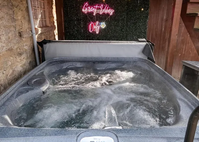 Hot Tub W/ 3 Beds 2 Bath Games & Huge Backyard Holiday home
