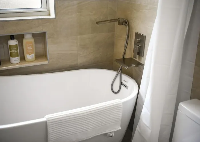 Hot Tub W/ 3 Beds 2 Bath Games & Huge Backyard
